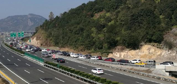 车主指南：雾天封道已解除 温州高速多处拥堵现“钢铁长龙”