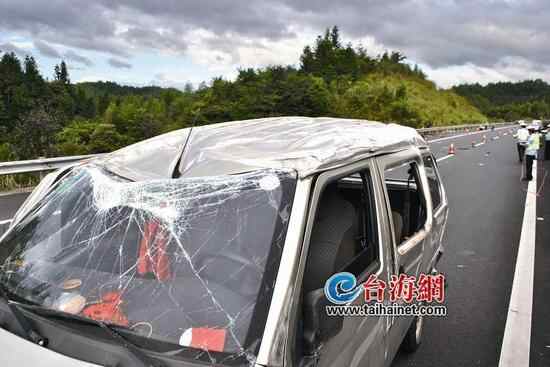 车主指南：福建：龙岩高速两车相撞现场惨烈 3人被甩出车外1人身亡