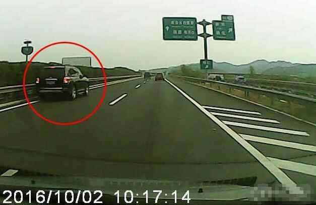 车主指南：沈吉高速上两司机接连错过岔路口 竟倒车20米
