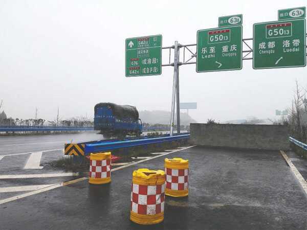 车主指南：四川：高速路指路牌“超前预告”误导司机 官方称尽快修正