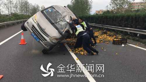 车主指南：浙江：面包车高速炸胎毁了一车橘子