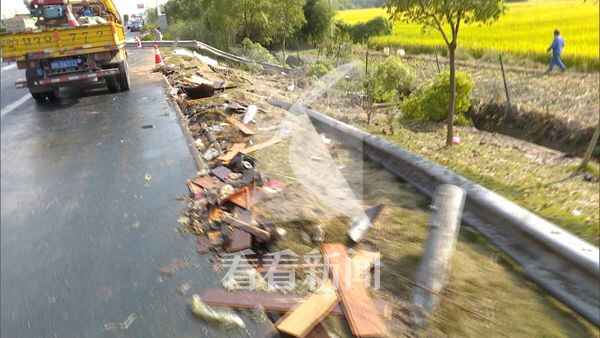 车主指南：上海浦东S32（申嘉湖）高速公路发生两起连环相撞事故