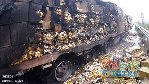 车主指南：江西：大广高速龙南段大货车自燃 38万枚鸡蛋被烤熟