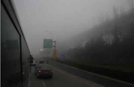 车主指南：河南30条高速因大雾管制 7座及以上客车全禁行