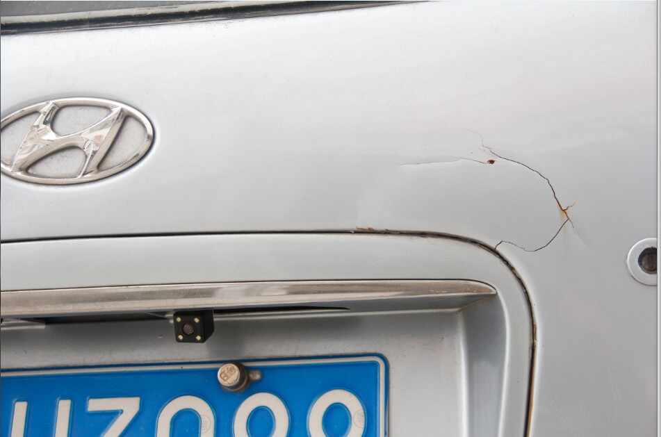 汽車小處破損生銹