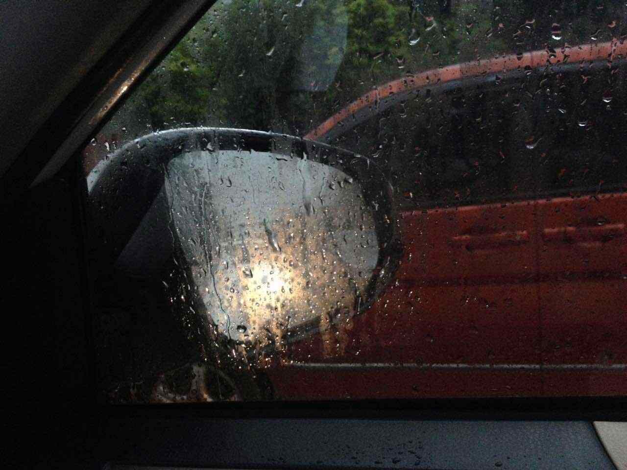 丰田RAV4车主告诉你雨天玻璃除雾