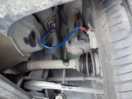 汽车刹车油管(制动液管)位置图片