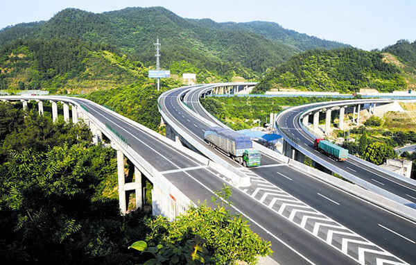 车主指南：京珠高速咸安段(K1255+350m)、武荆高速天门段(K935)路面温度到达69℃