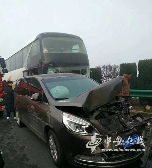 车主指南：安徽：滁新高速颍上段30余辆车连环相撞 18人遇难