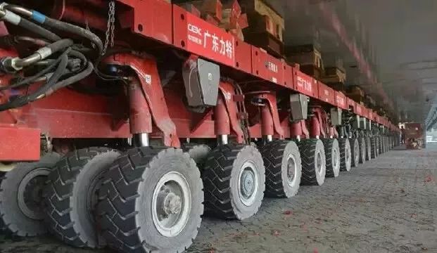 这辆货车之王载重超50000吨光轮子就有1152个