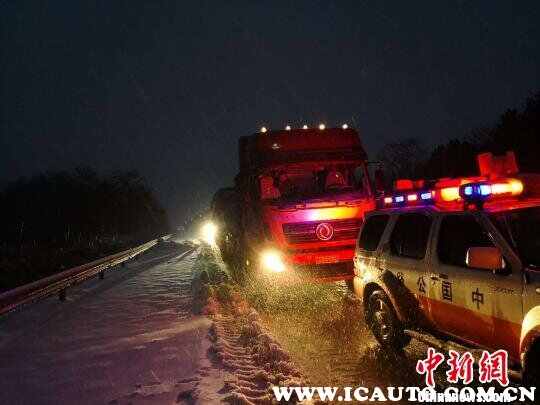 车主指南：江西13条高速桥梁路面结冰 4000人取消休假抗冰雪