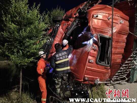 车主指南：京藏高速一旅游大巴与货车相撞 1人遇难11人受伤
