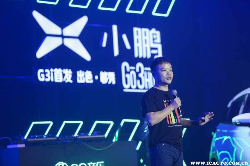 男人在舞台上中度可信度描述已自动生成