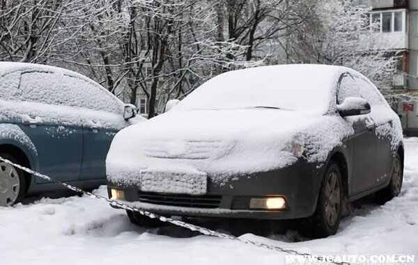 下雪后车上的雪要及时清理吗 下雪后车上雪不扫行吗 车主指南