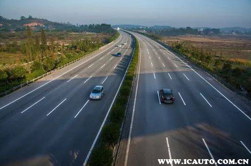 三車道的高速公路走哪一條最安全1,如果高速公路只有三條車道,毋庸