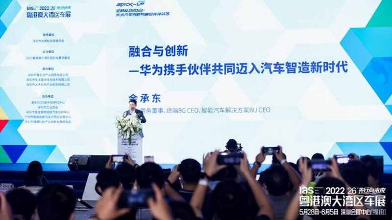 图片包含 人, 游戏机, 人们描述已自动生成
