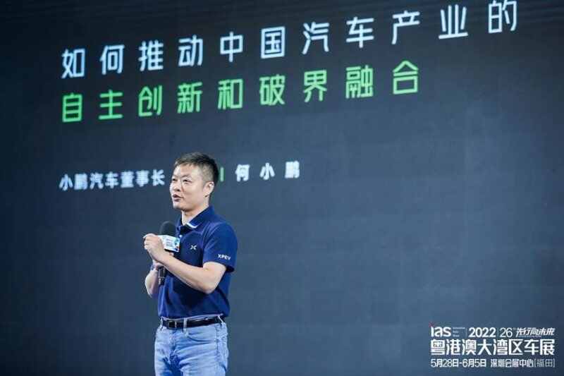 图片包含 站, 球, 男人, 钟表描述已自动生成