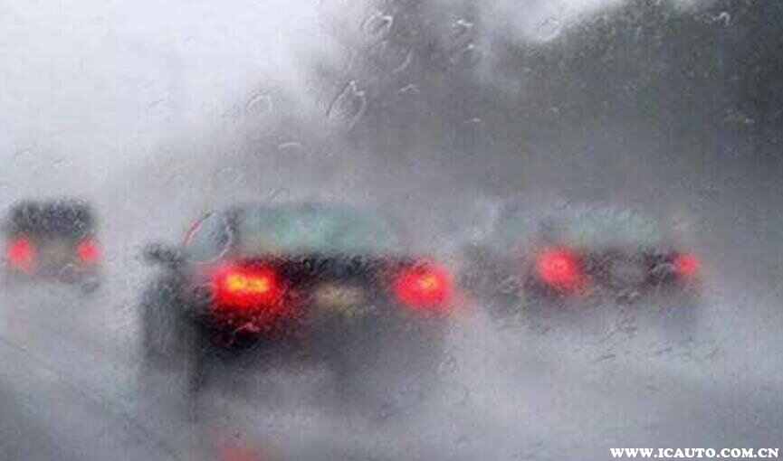 雨天车外面玻璃起雾如何解决？下雨开车车外面起雾如何处置