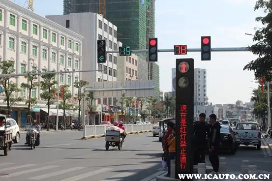 误闯红灯一半变绿灯要继续走吗